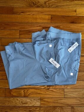 NWT Butter Soft light blue scrub set women’s size 5X plus size jogger bottoms